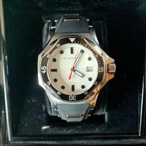 RARE 2015 Givenchy Five Shark Analog Sport Watch